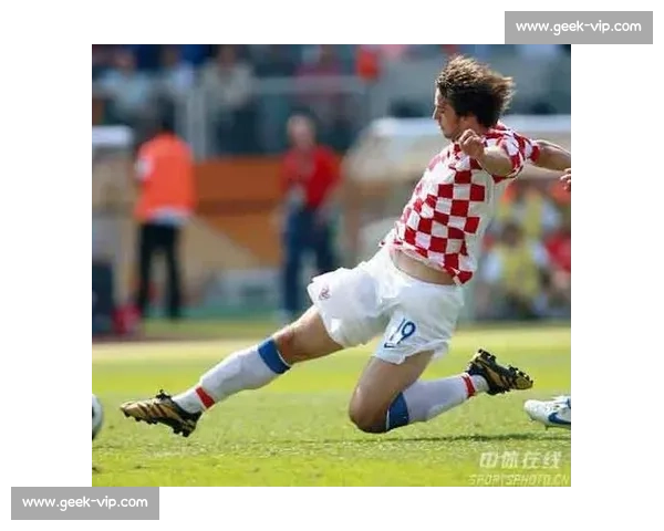 铲球技巧与战术解析：如何通过精准铲球提升防守表现与比赛节奏